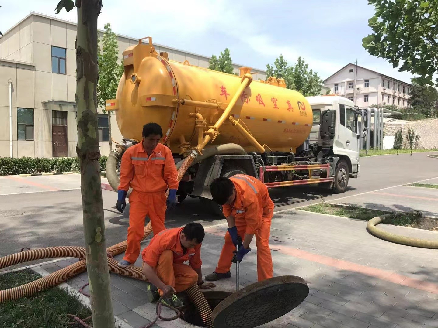 顺平管道疏通车停在窨井附近