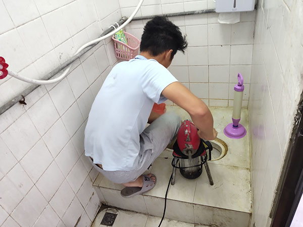 顺平管道堵塞冒臭气 专业师傅现场解决问题