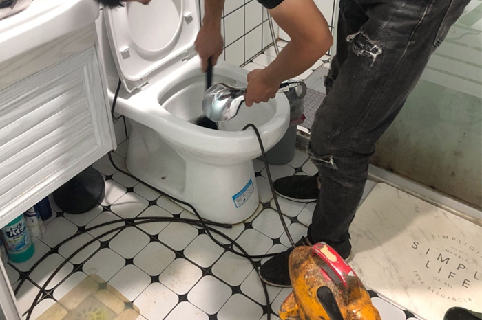 顺平马桶堵塞自己疏通还是找师傅?专业上门服务让你省时更省心