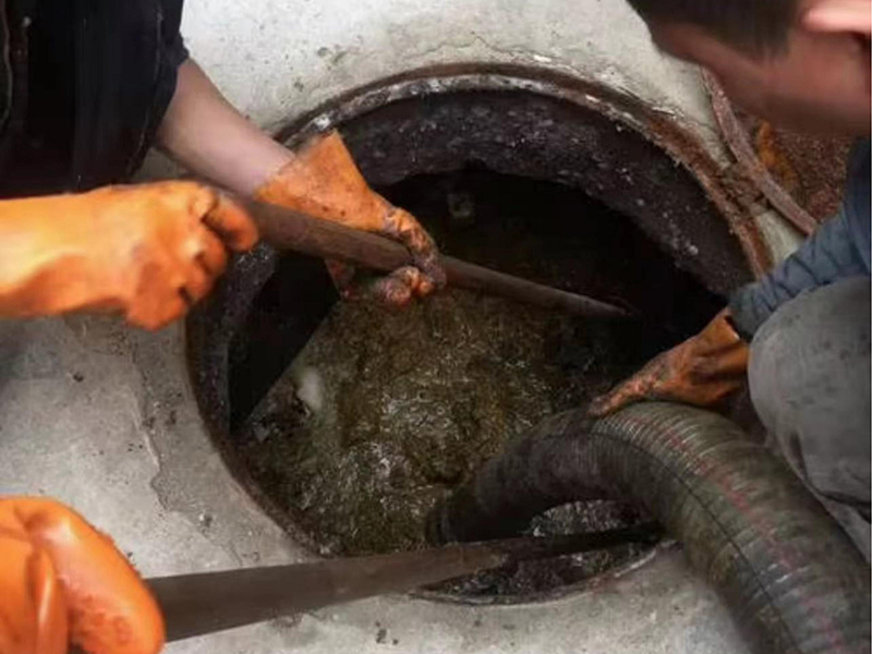 顺平清理化粪池时如何避免沼气的危害?